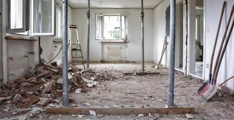 Prostor tijekom renovacije stana – građevinska prašina i ostaci materijala