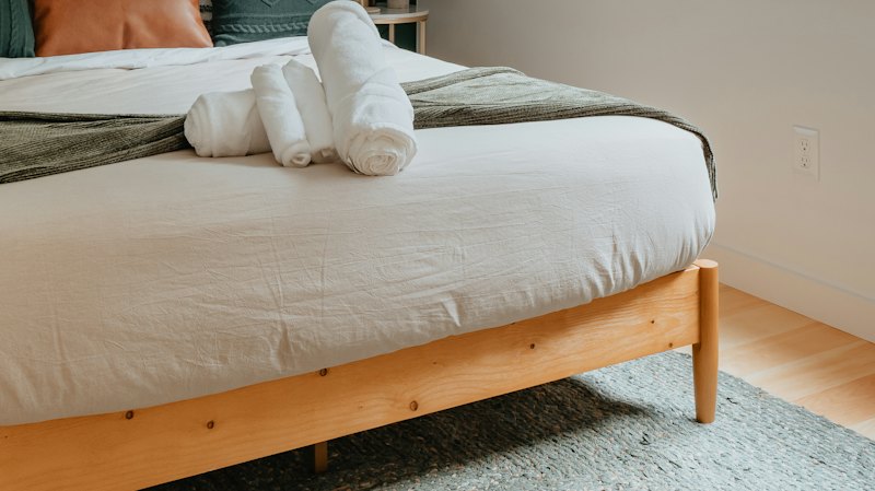 Očišćen Airbnb apartman u Zagrebu – pospremljen krevet sa složenim ručnicima