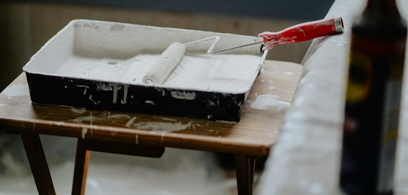 Valjak i posuda s bojom – ostaci boje nakon renovacije