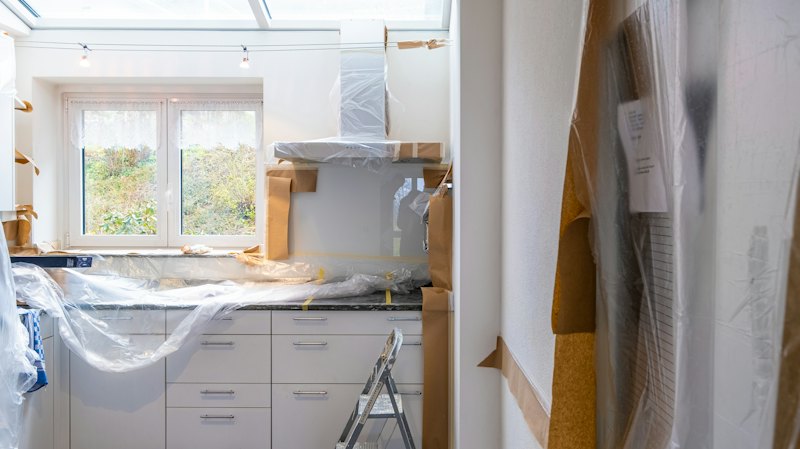 Kuhinja prekrivena zaštitnom folijom tijekom renovacije stana u Zagrebu